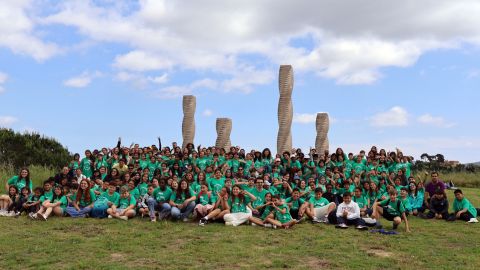 Grup d'infants del CROMA2.0 a les columnes de la UAB.